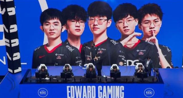 拍并试图用 拍并试图用